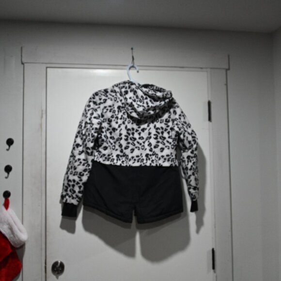 Winter jacket by Ripzone Size Med adjustable sleeve with pockets and hood - Picture 4 of 7